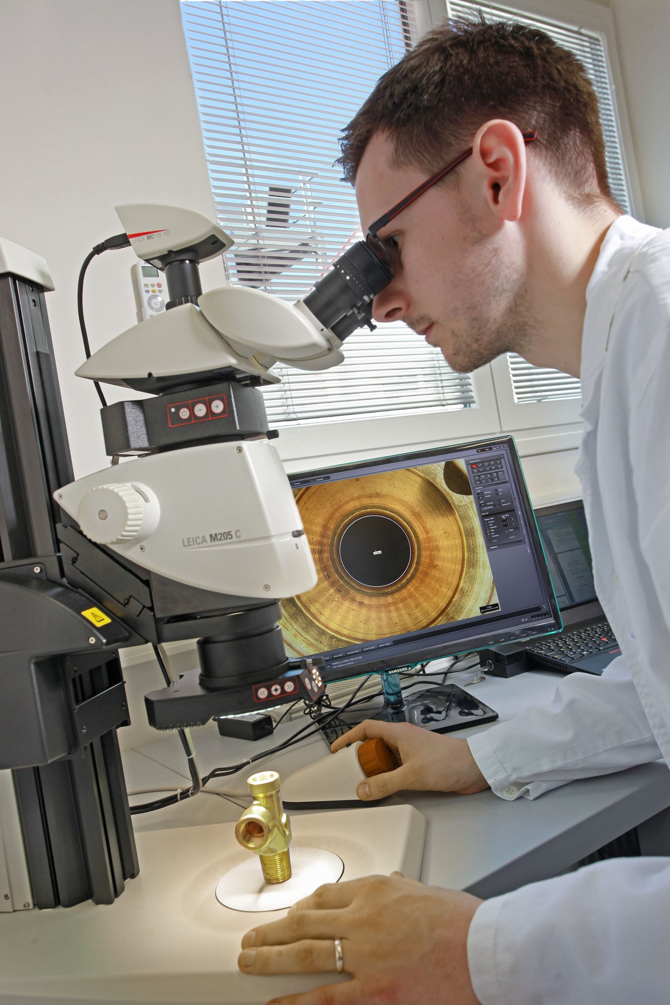 Oxylab_testing_cylinder_valve_microscope_man_2214_PH kopie